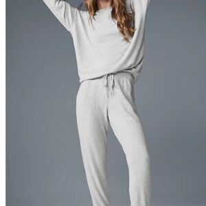 ALO Yoga SOHO Sweatpant NWT.  Dove Heather Grey